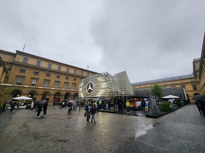 독일 뮌헨 레지던츠 내 아포테켄호프(약국 안뜰)에 마련된 벤츠 부스. 사진=최수진 한경닷컴 기자.