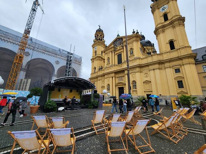 오데온 광장 펠트헤른 할레 앞 음악회 준비 모습. 사진=최수진 한경닷컴 기자.