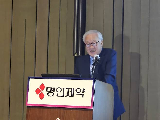 이행명 명인제약 회장이 15일 기업공개(IPO) 기자간담회에서 발표하고 있다./사진=진영기 한경닷컴 기자