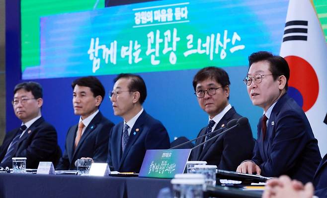 이재명 대통령이 지난 12일 강원도 춘천시 강원창작개발센터에서 열린 지역 토론회 '강원의 마음을 듣다' 타운홀 미팅에서 발언하고 있다.