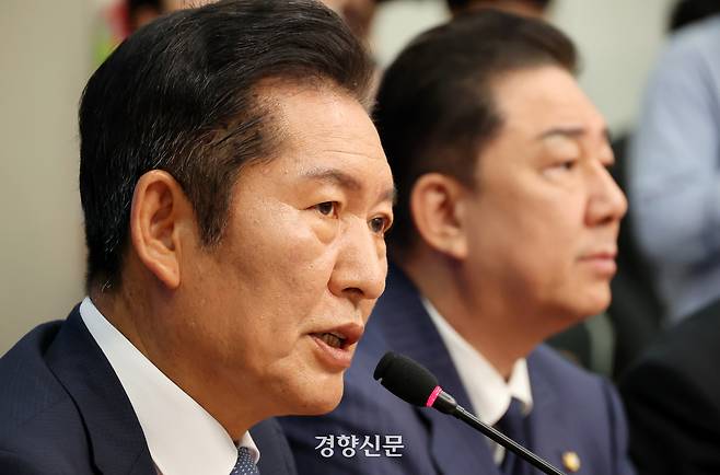정청래 더불어민주당 대표(왼쪽)가 15일 국회에서 열린 최고위원회의에서 발언하고 있다. 2025.9.15 박민규 선임기자