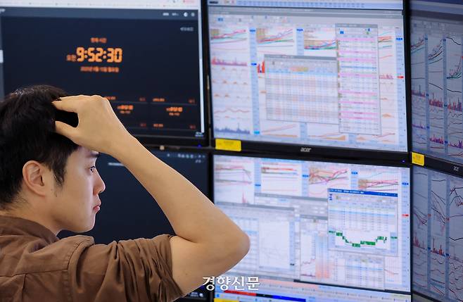 코스피가 전 거래일 대비 12.24포인트(+0.36%) 오른 3407.78에 개장해 4거래일 연속 사상 최고치를 기록한 15일 서울 중구 하나은행 본점에서 딜러들이 업무를 보고 있다. 2025.9.15 이준헌 기자