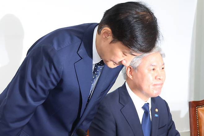 조국 조국혁신당 비상대책위원장이 15일 국회에서 열린 비상대책위원회 회의에서 인사하고 있다. 연합뉴스
