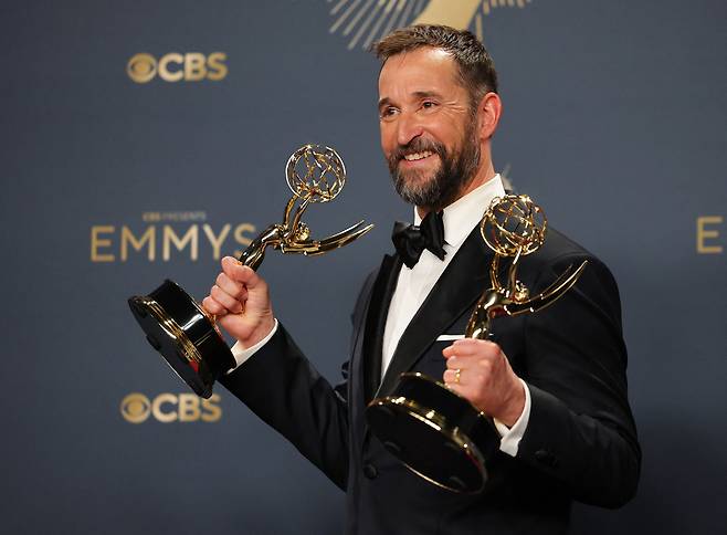 HBO 의학드라마 <더 피트>로 제77회 프라임타임 에미상 드라마 시리즈 부문 남우주연상을 받은 노아 와일이 14일(현지시간) 트로피를 들어보이고 있다. 로이터 연합뉴스