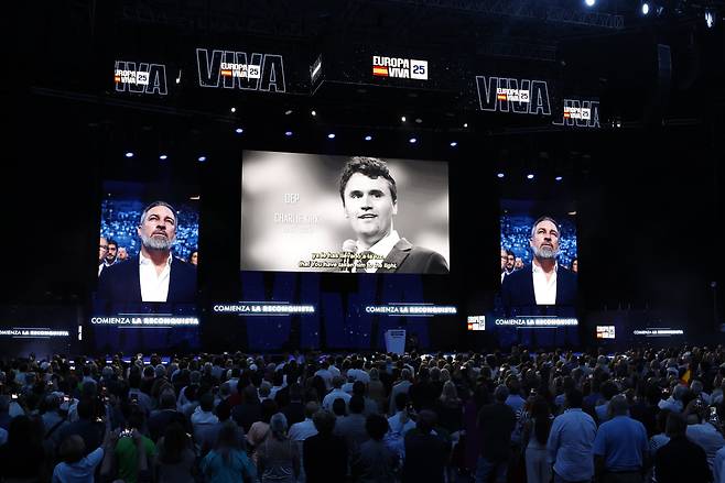 스페인 극우 정당 행사 중 ‘커크 추모’ 스페인 극우 정당 복스가 14일(현지시간) 마드리드에서 주최한 ‘비바 유럽 25’ 행사에서 산티아고 아바스칼 대표(왼쪽 화면)와 참석자들이 피살된 미국 보수 활동가 찰리 커크(오른쪽 화면)를 추모하고 있다. EPA연합뉴스
