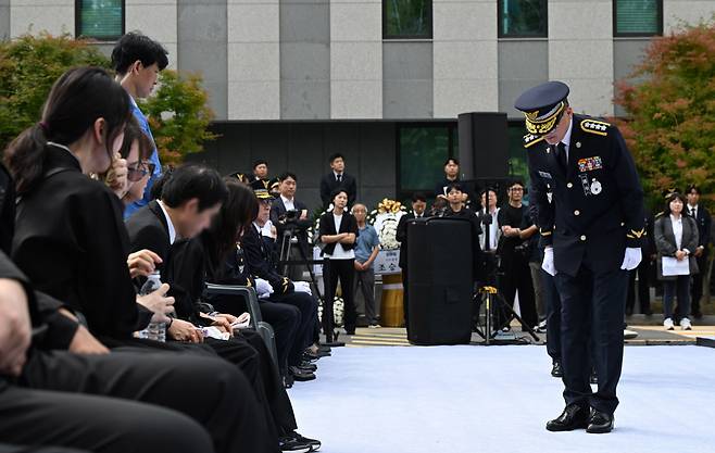 고개 숙인 해경청장 갯벌에 고립된 노인을 구하다 숨진 고 이재석 경사의 영결식이 인천 서구 인천해양경찰서 청사에서 열린 15일 김용진 해양경찰청장이 유가족에게 고개숙이고 있다. 성동훈 기자