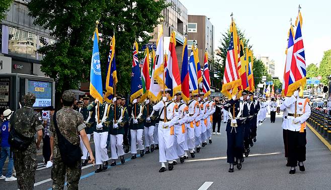 Flagbearers from the Defense Ministry, Navy, Marine Corps and the Army's 17th Infantry Division march in a parade from the south plaza of Dongincheon Station to the Jung District Office in Incheon on Sept. 14. [YONHAP]