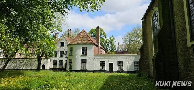 벨기에 브뤼헤의 베긴 회 수녀원(Begijnhof).