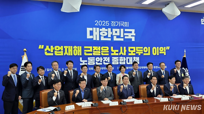 더불어민주당&nbsp;김병기 원내대표, 김주연 산업재해예방TF 단장, 안호영 환경노동위원장과 김영훈 고용노동부 장관 등 당정이 15일 서울 여의도 국회 본청에서 열린 ‘노동안전 종합대책’ 발표회에서 기념촬영을 하고 있다. 김건주 기자