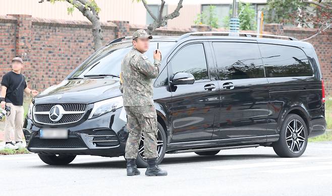 이재용 삼성전자 회장의 장남 이지호 씨가 탑승한 것으로 추정되는 미니밴이 9월15일 오후 경남 창원시 진해구 진해기지사령부 제3 정문으로 향하고 있다. 연합뉴스 제공
