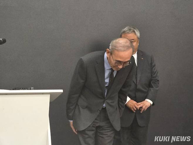 김영섭 KT 대표이사가 11일 KT 광화문 West 사옥에서 소액결제 피해 관련 기자회견을 열고 머리를 숙이며 대고객 사과를 하고 있다. 정우진 기자