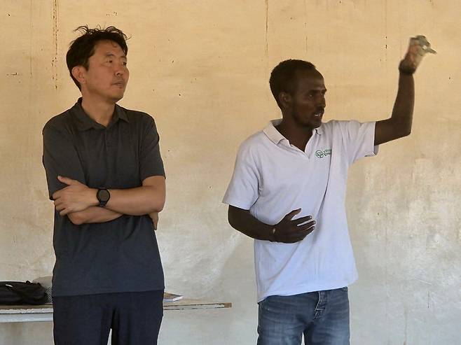 그랜트가 케냐 코어지역의 현지교회에서 선교사의 메시지를 통역하며 설교를 돕고 있는 모습.