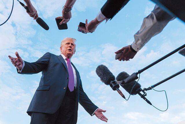 도널드 트럼프 미국 대통령이 14일(현지시간) 뉴저지주 모리스타운 공항에서 전용기 에어포스원에 탑승하기 전 취재진의 질문에 답하고 있다. AP연합뉴스