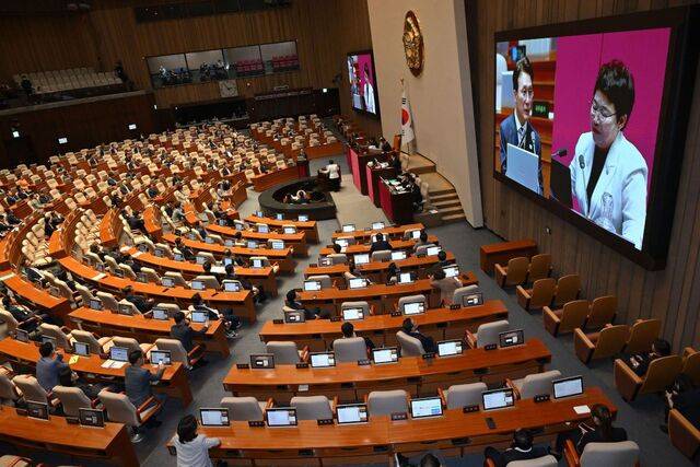 김민석 국무총리가 15일 국회 본회의장에서 열린 정치 분야 대정부 질문에 참석해 임의자 국민의힘 의원 질의에 답하고 있다. 김 총리는 여권의 조희대 대법원장 사퇴 압박에 동의하느냐는 말에 “국민이 (사법부의) 어떤 점에 실망하고 있는가에 대해 잘 알고 있다”고 답했다. 이병주 기자
