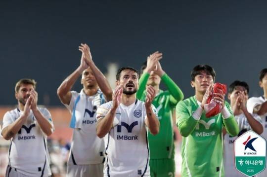 14일 김천과의 경기 이후 인사하는 세징야(가운데) 등 대구 선수들 / 사진=한국프로축구연맹 제공. 연합뉴스