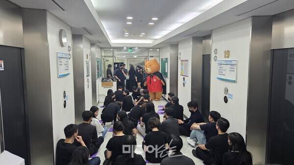 ▲15日の本会議の時点で、警戒の従業員は「ばかげた葬儀」を開催しています。写真=レポーターJae -Ryung Park