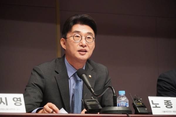 ▲2025년 9월 15일 서울 중구 한국프레스센터에서 방송기자연합회·전국언론노동조합·한국기자협회·한국PD연합회 주최로 '허위정보 배액배상 어떻게 봐야 하나' 토론회가 진행되고 있다. 사진은 노종면 더불어민주당 의원. 사진=전국언론노동조합