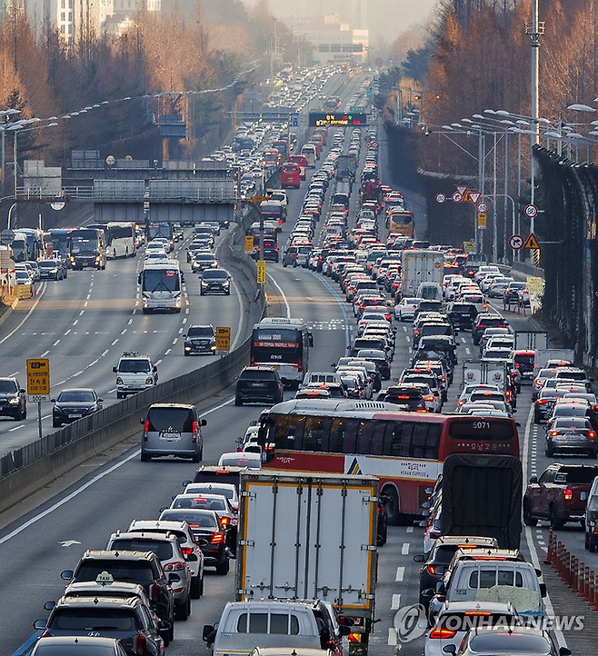 고속도로에 길게 늘어선 차량 행렬 [사진 = 연합뉴스]