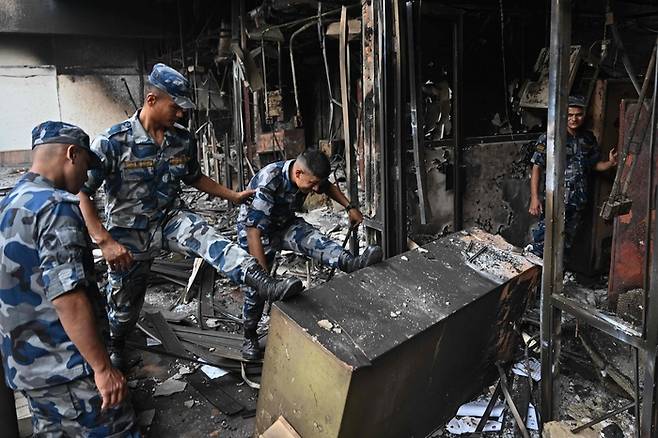 네팔 반정부 시위로 수실라 카르키 임시 총리가 취임했다. 사진은 시위 후 수습하는 모습. AFP연합뉴스