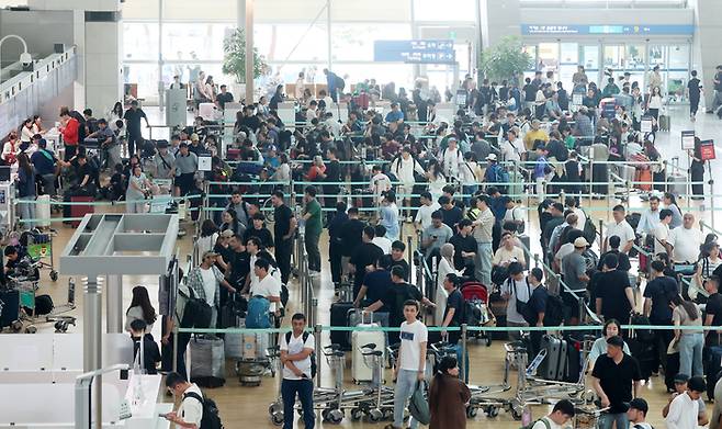 인천국제공항 1터미널 출국장이 해외여행을 떠나는 여행객들로 북적이고 있다. [한주형 기자]