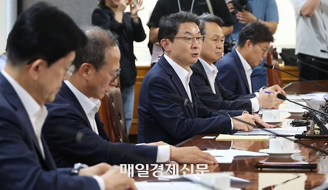 15일 은행회관에서 금융위원장 금융지주회장 간담회가 열린 가운데 이억원 금융위원장이 모두발언을 하고 있다.  2025.9.15 [이승환기자]