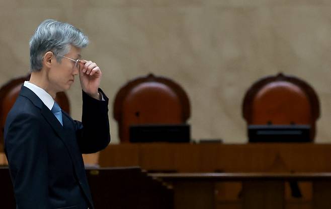 조희대 대법원장이 지난 12일 서울 서초구 대법원 중앙홀에서 열린 ‘2025 대한민국 법원의 날 기념식’에서 시상에 앞서 안경을 고쳐 쓰고 있다. [사진 출처 = 연합뉴스]