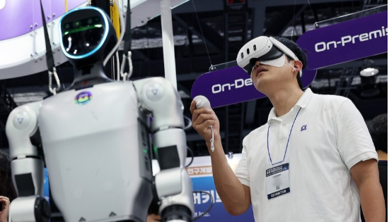 VR을 활용한 인간과 휴머노이드 로봇의 행동 동기화를 시연하는 모습. (사진=연합뉴스)