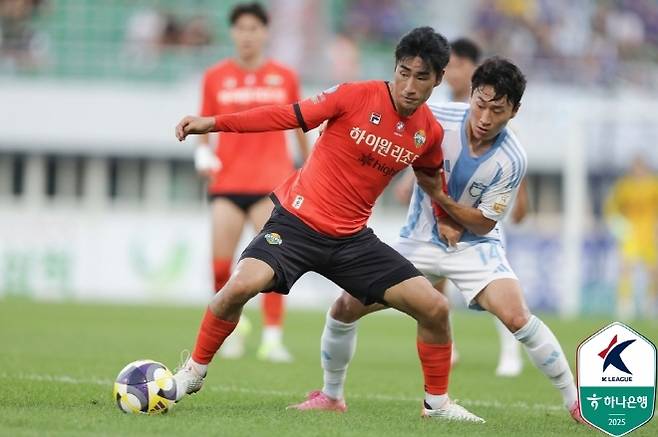 강원 FC 서민우(사진 왼쪽). 사진=한국프로축구연맹
