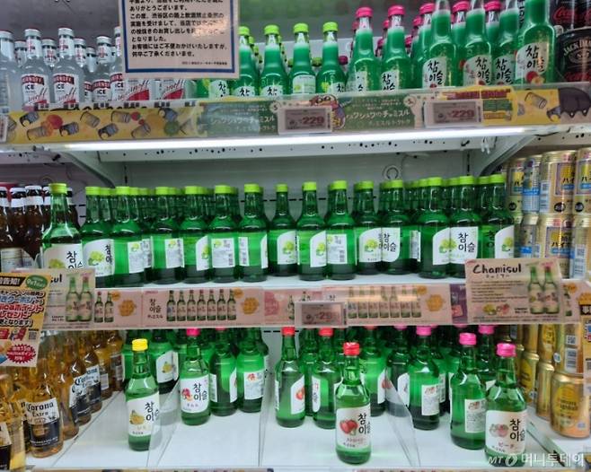 일본 도쿄 시부야의 '돈키호테'에서 판매되고 있는 하이트진로의 '참이슬'./사진=유예림 기자