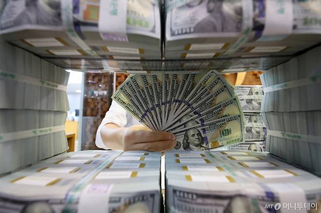[서울=뉴시스] 배훈식 기자 = 한국은행이 3일 발표한 '2025년 8월 말 외환보유액'은 4162억9000만 달러로 지난달 말 대비 49억5000만 달러 증가하며 3개월 째 상승했다. 3일 오후 서울 중구 하나은행 위변조대응센터에서 보유중인 달러를 정리하고 있다. 2025.09.03.