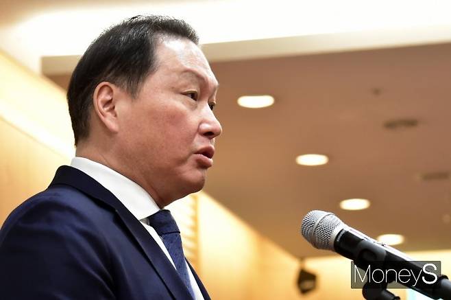 대법원 전원합의체가 오는 18일 최태원 SK그룹 회장과 노소영 아트센터 나비 관장의 이혼 소송 상고심 사건의 주요 쟁점을 논의할 가능성이 제기된다. 최 회장이 지난해 6월17일 서울 종로구 SK서린빌딩에서 열린 기자회견에 참석해 노소영 아트센터 나비 관장과의 이혼소송 항소심 결과에 대한 입장을 전하고 있다. /사진=임한별 기자