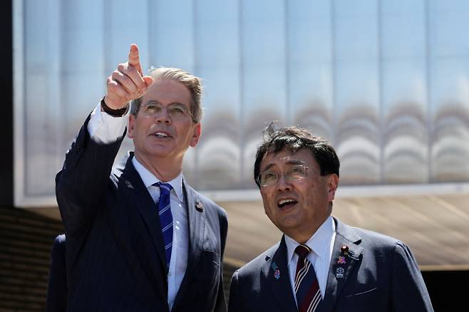 지난 7일 미국과 일본 무역 합의 후 일본 정부의 5500억달러(약 763조700억원) 규모 대미 투자에 대해 일본 내부에서 불평등하다는 평가가 제기됐다. 사진은 스콧 베선트 미국 재무장관(왼쪽)과 아카자와 료세이 일본 경제재생상이 지난 7월19일 일본 오사카에서 열린 엑스포에 참석한 모습. /사진=로이터