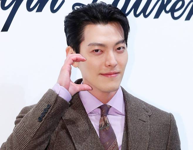 배우 김우빈이 팬들에 깜짝선물을 한 미담이 전해져 화제다. 사진은 지난해 3월19일 김우빈이 서울 옥션 강남센터에서 진행된 패션 브랜드 '랄프 로렌 스프링 2024 프레젠테이션' 포토콜 행사에 참석해 포즈를 취한 모습. /사진=머니투데이