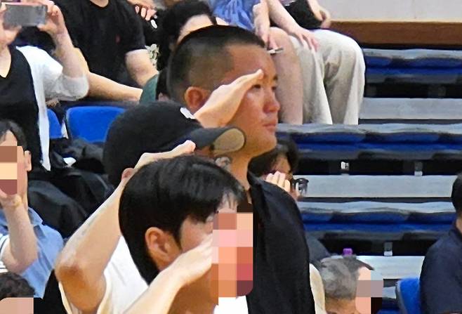 이재용 삼성전자 회장의 장남 지호씨가 15일 경남 창원시 진해구 해군사관학교에서 열린 해군 학사장교 사관후보생 입영식에 참석해 거수 경례를 하고 있다. / 사진=삼성전자