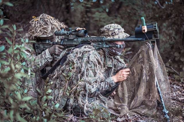 국제저격수대회에서 위장막을 한 채 조를 이뤄 사격하는 모습. 육군 제공