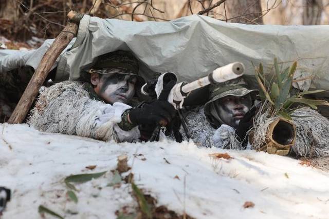 저격수와 관측수가 은거지에서 사격을 준비하는 모습. 해병대 제공