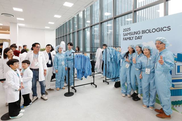 삼성바이오로직스 ‘2025 임직원 가족 초청행사’가 13~14일과 20일 인천 연수구 송도국제도시에서 열린 가운데 임직원과 가족들이 가운 입기 체험을 진행하고 있다. 삼성바이오로직스 제공