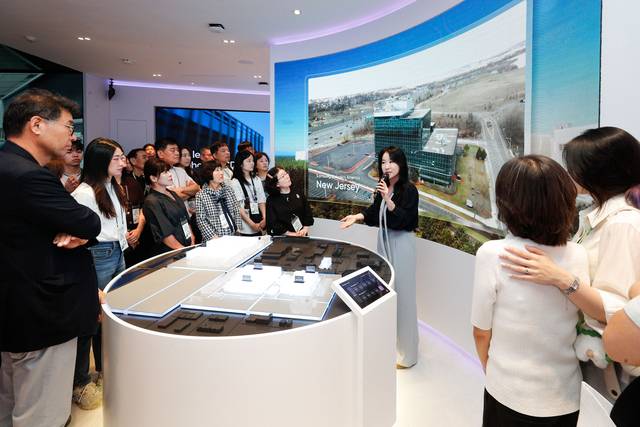 삼성바이오로직스 ‘2025 임직원 가족 초청행사’가 13~14일과 20일 인천 연수구 송도국제도시에서 열린 가운데 임직원과 가족들이 홍보관 투어를 통해 회사 소개를 듣고 있다.. 삼성바이오로직스 제공