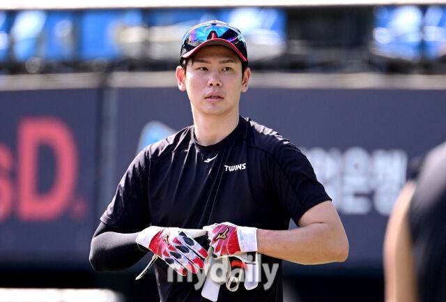 2025년 8월 30일 오후 서울 잠실구장에서 열린 '2025 신한 SOL뱅크 KBO 리그' 키움 히어로즈와 LG 트윈스의 경기가 열렸다. 부상에서 복귀한 LG 홍창기가 타격 훈련을 준비하고 있다. 홍창기는 지난 5월13일 잠실 키움전에서 파울 타구를 잡으려다 1루수와 충돌, 왼쪽 무릎 내측 측부인대 파열 진단을 받고 수술대에 올랐고 재활 수 복귀했다./마이데일리