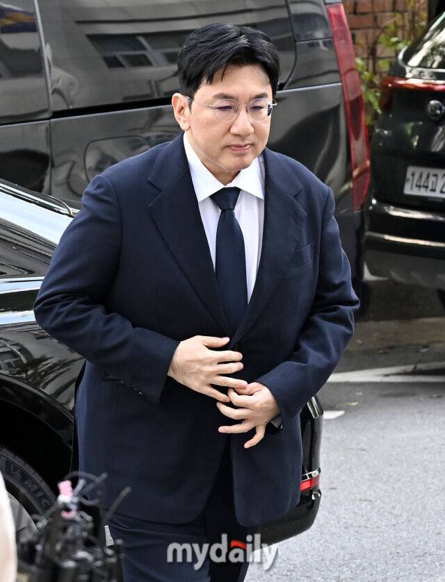 방시혁 하이브 의장이 15일 오전 서울 마포 서울경찰청 금융범죄수사대에 피의자 신분으로 출석하고 있다. / 송일섭 기자(andlyu@mydaily.co.kr)