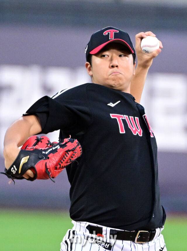 2025년 9월 4일 오후 경기도 수원KT위즈파크에서 열린 '2025 신한 SOL뱅크 KBO 리그' LG 트윈스와 KT 위즈의 경기. LG 선발투수 송승기가 역투하고 있다./마이데일리