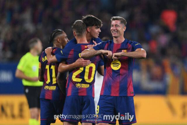 레반도프스키(가장 오른쪽)가 15일 발렌시아와 경기에서 득점 후 동료들과 기뻐하고 있다. /게티이미지코리아