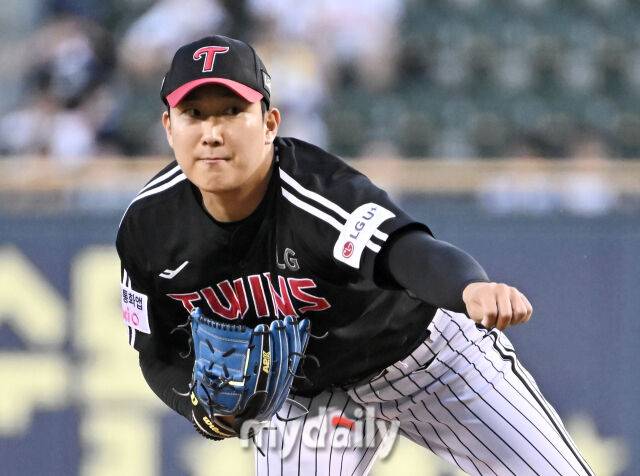 10일 오후 서울 잠실야구장에서 진행된 '2025 프로야구 KBO리그' 두산베어스와 LG트윈스의 경기. LG 선발투수 손주영이 역투하고 있다./마이데일리