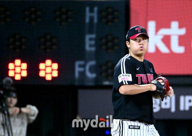 2025년 9월 4일 오후 경기도 수원KT위즈파크에서 열린 '2025 신한 SOL뱅크 KBO 리그' LG 트윈스와 KT 위즈의 경기. LG 선발투수 송승기가 5회말 3실점 한 뒤 허탈해하고 있다./마이데일리