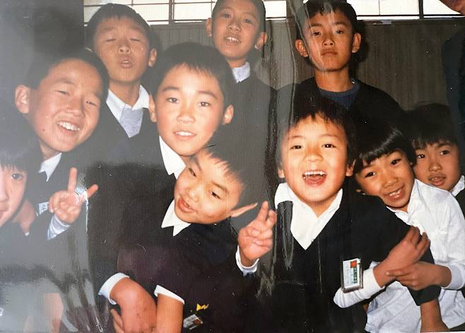 유년시절 시노하라 셰프.(아랫 줄 오른쪽에서 세 번째). 본인 제공