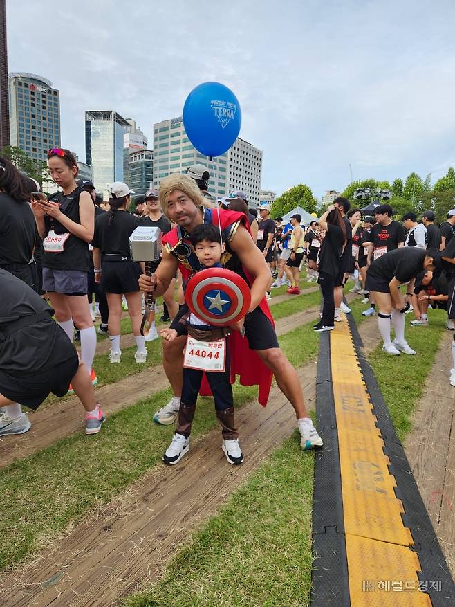 14일 오전 서울광장에서 열린 ‘마블런 2025’에 참가한 박준현(43)씨와 아들 박유안(7)군이 포즈를 취하고 있다. 이영기 기자.