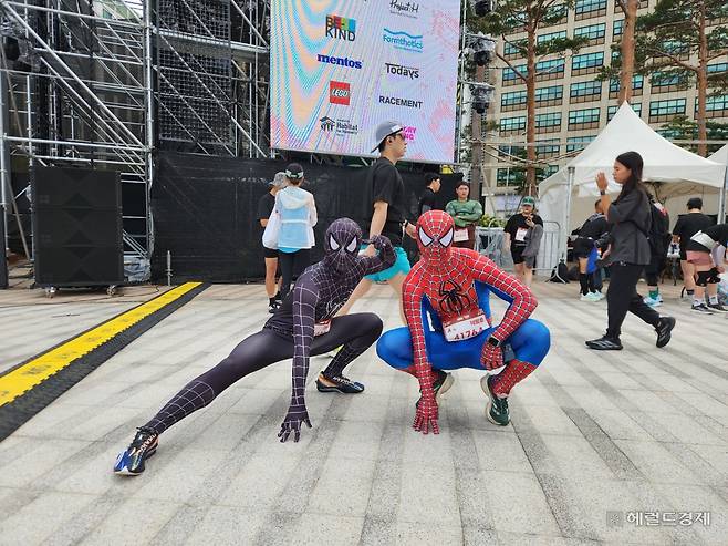 14일 오전 서울광장에서 열린 ‘마블런 2025’에 참가한 박필호(30) 씨와 일행이 포즈를 취하고 있다. 이영기 기자.