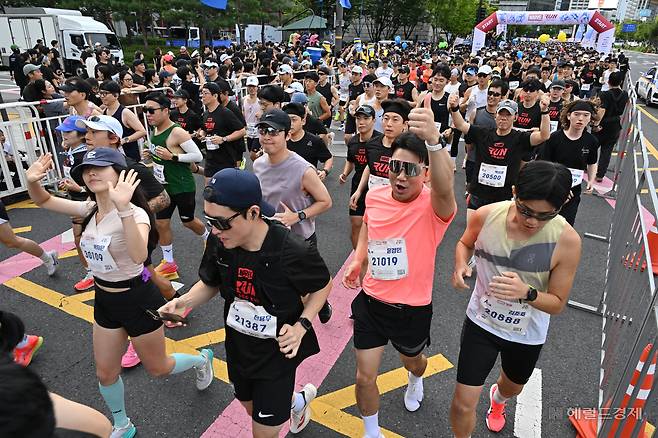 14일 오전 서울 중구 서울광장에서 열린 ‘마블런 2025 서울’에서 참가자들이 힘차게 출발하고 있다. 지난 2016년 첫 개최 이후 7회째를 맞이한 마블런 2025 서울은 마블 세계관을 테마로 한 러닝 이벤트이다. 올해는 기존 10km 코스에 더불어 21.0975km 하프코스가 추가 됐으며 총 1만 5000명의 참가자들이 함께했다. 임세준 기자