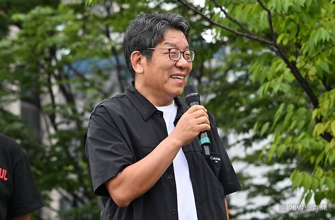 최진영 헤럴드미디어그룹 대표이사가 14일 오전 서울 중구 서울광장에서 열린 ‘마블런 2025 서울’에서 인사말을 하고 있다. 지난 2016년 첫 개최 이후 7회째를 맞이한 마블런 2025 서울은 마블 세계관을 테마로 한 러닝 이벤트이다. 올해는 기존 10km 코스에 더불어 21.0975km 하프코스가 추가 됐으며 총 1만 5000명의 참가자들이 함께했다. 임세준 기자