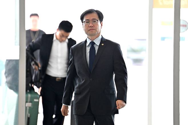 여한구 산업통상자원부 통상교섭본부장이 한미 관세협상 관련 후속 협의를 위해 15일 오전 인천국제공항 제2여객터미널에서 미국 워싱턴 D.C.로 출국하고 있다. 영종도=임세준 기자
